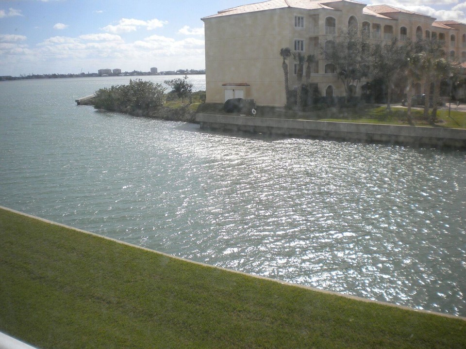 5 Harbour Isle Dr E-Unit -203 in Fort Pierce, FL - Building Photo