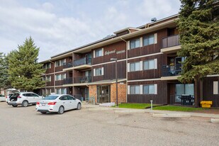 Wedgewood Greens in Okotoks, AB - Building Photo
