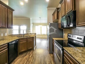 10209 SW 28th Cir in Yukon, OK - Building Photo - Building Photo