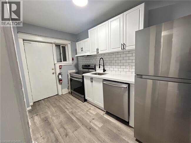 831 Main St E in Hamilton, ON - Building Photo - Building Photo