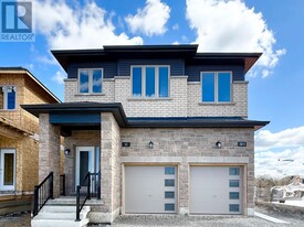 32 Winery Wy in Barrie, ON - Building Photo