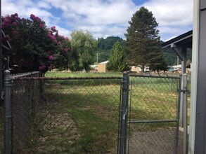 120 Cowan Ct in Longview, WA - Foto de edificio - Building Photo