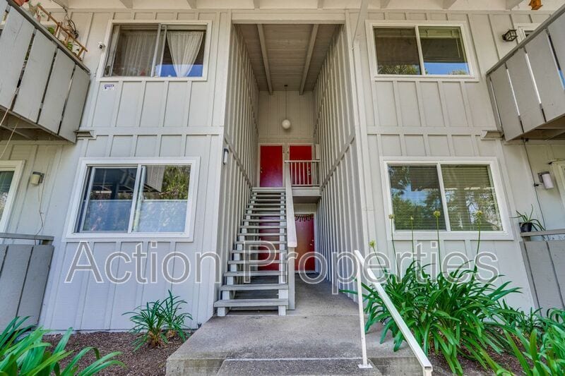 255 S Rengstorff Ave in Mountain View, CA - Building Photo