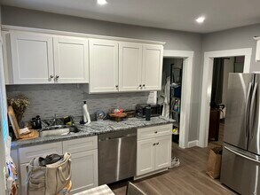 11 Lewis Ave, Unit 1 in Norwood, MA - Foto de edificio - Building Photo
