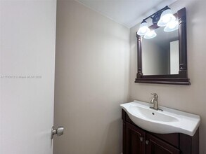 7401 NW 16th St in Plantation, FL - Building Photo - Building Photo