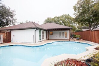 16114 Shadybank Dr in Dallas, TX - Foto de edificio - Building Photo