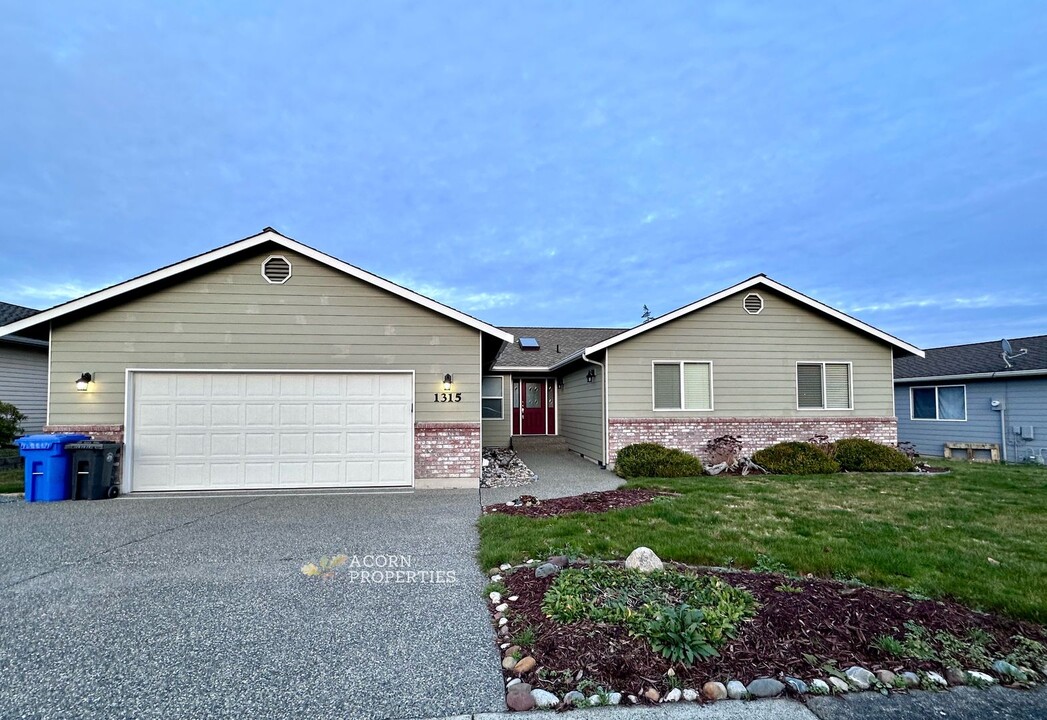 1315 SW Harbor Vista Cir in Oak Harbor, WA - Building Photo