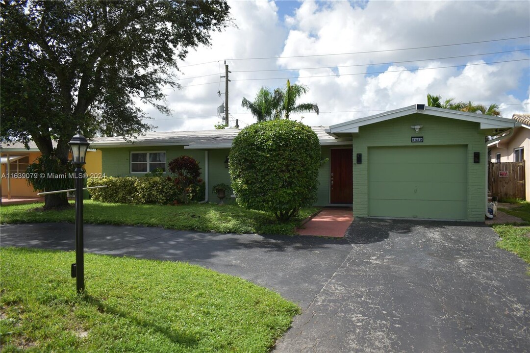 8420 NW 16th St in Pembroke Pines, FL - Building Photo