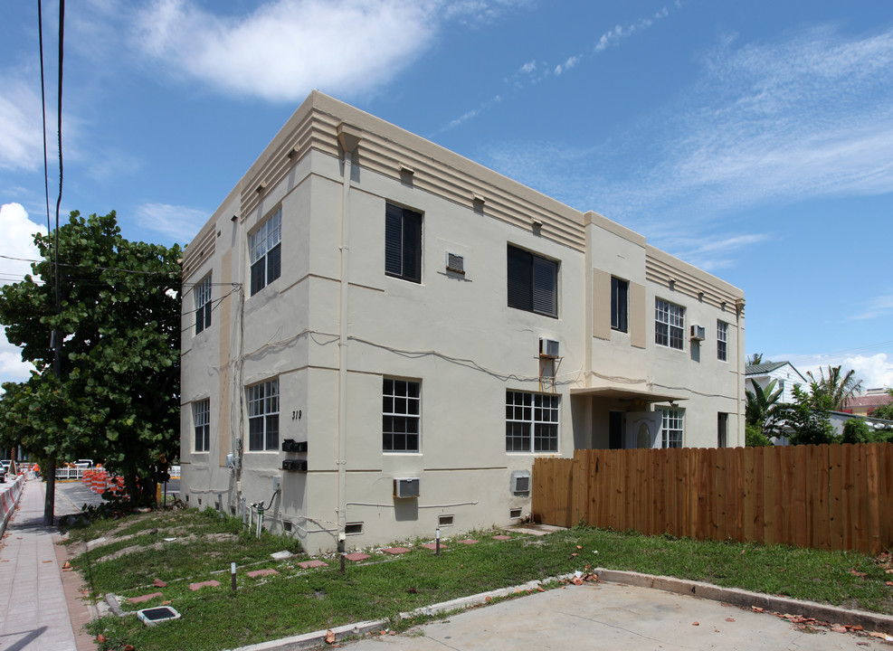 319 Tyler St in Hollywood, FL - Building Photo