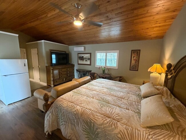 190 Sand Pine Rd in Indialantic, FL - Foto de edificio - Building Photo