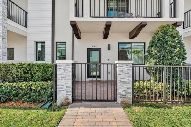 4546 NW 83rd Ave in Doral, FL - Building Photo - Building Photo