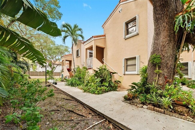 11840 SW 80th St in Miami, FL - Building Photo - Building Photo