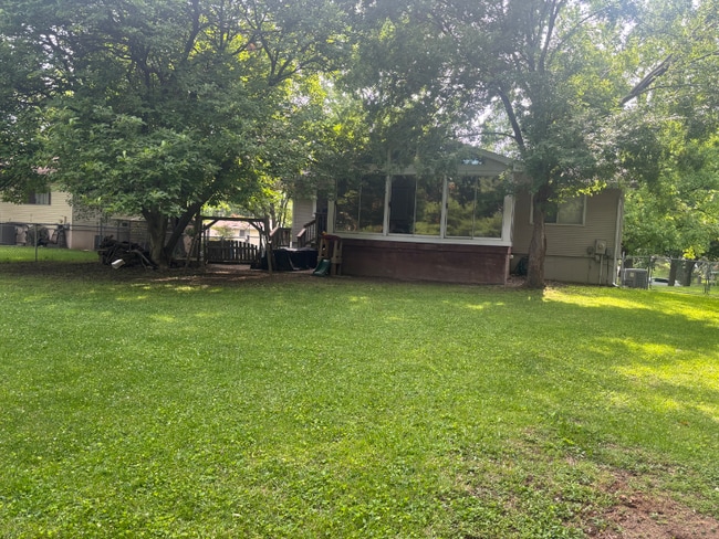 1310 Gloucester Dr in Edwardsville, IL - Building Photo - Building Photo