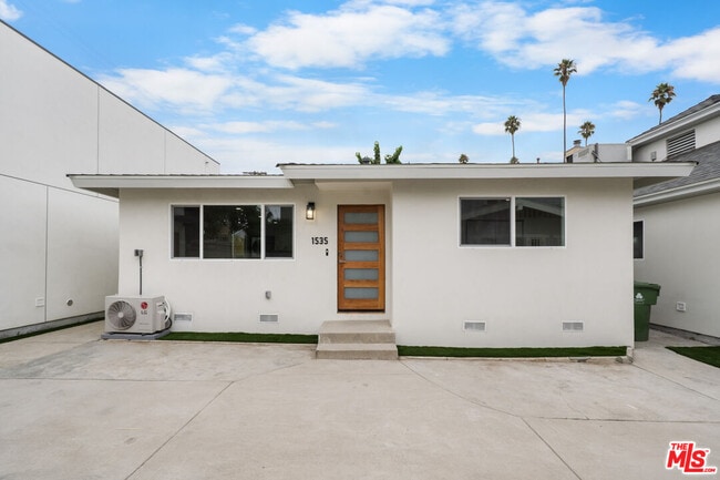 property at 1535 N Kingsley Dr