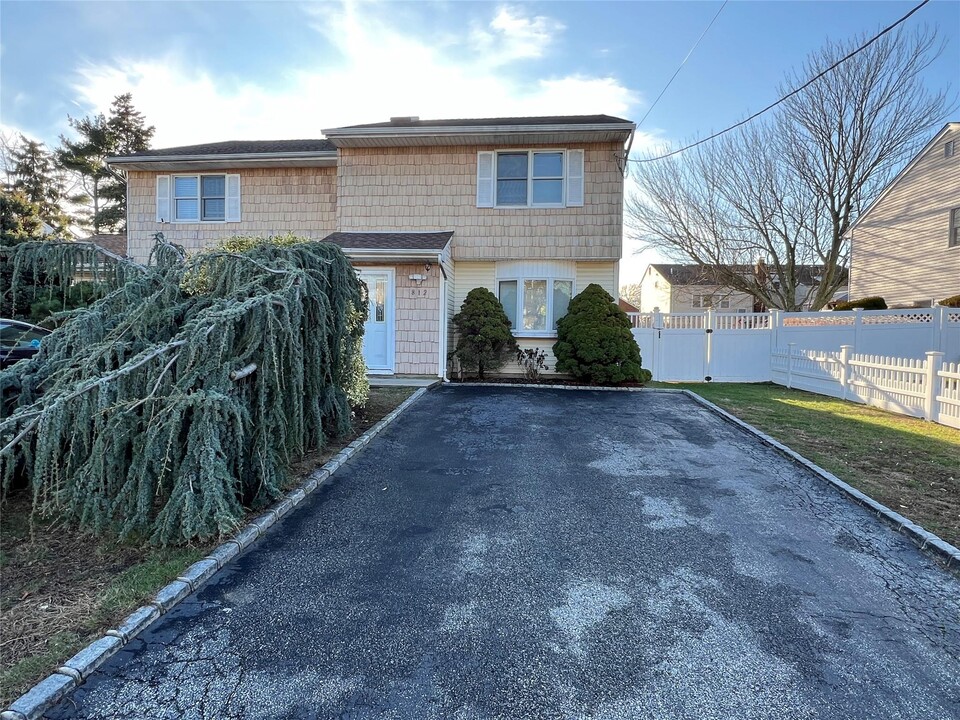 812 N Kings Ave in Lindenhurst, NY - Building Photo