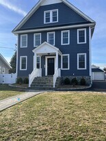 70 Peterson Pl in Lynbrook, NY - Building Photo