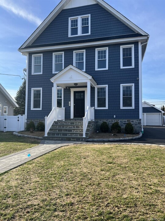 70 Peterson Pl in Lynbrook, NY - Building Photo