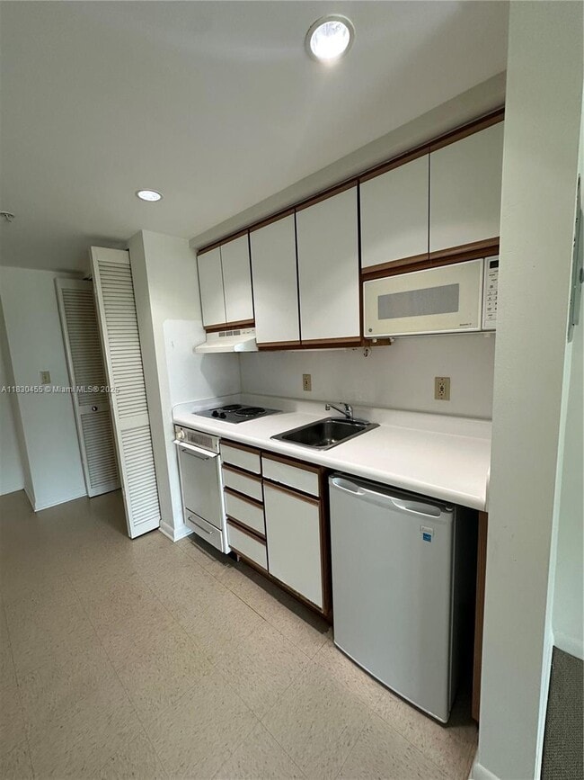 5779 SW 72nd Ave in Miami, FL - Building Photo - Building Photo