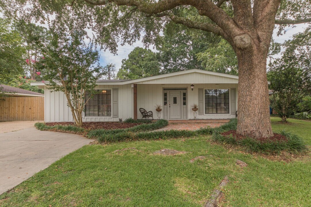 103 Westchester Dr in Lafayette, LA - Foto de edificio