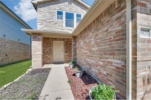 8825 Sun Haven Way in Fort Worth, TX - Building Photo