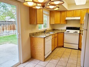 2037 E Lee Way Cir in Salt Lake City, UT - Building Photo - Building Photo