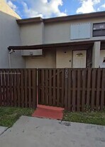 10302 NW 9th St Cir in Miami, FL - Building Photo