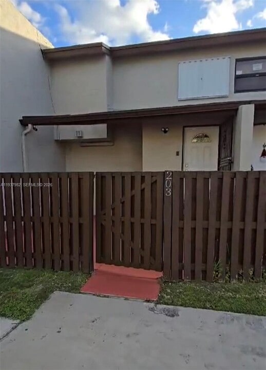 10302 NW 9th St Cir in Miami, FL - Building Photo