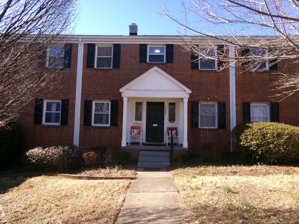 2527 Miller Park Cir in Winston-Salem, NC - Building Photo