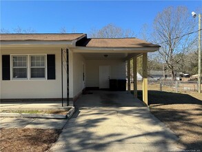 911 N Jackson St in Raeford, NC - Building Photo - Building Photo