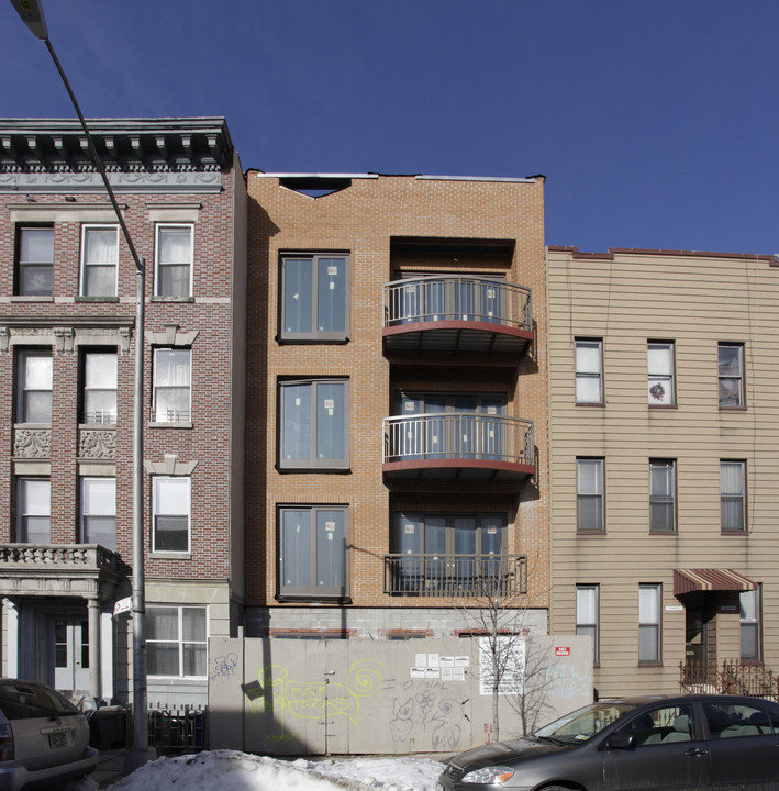 105 Java St in Brooklyn, NY - Building Photo