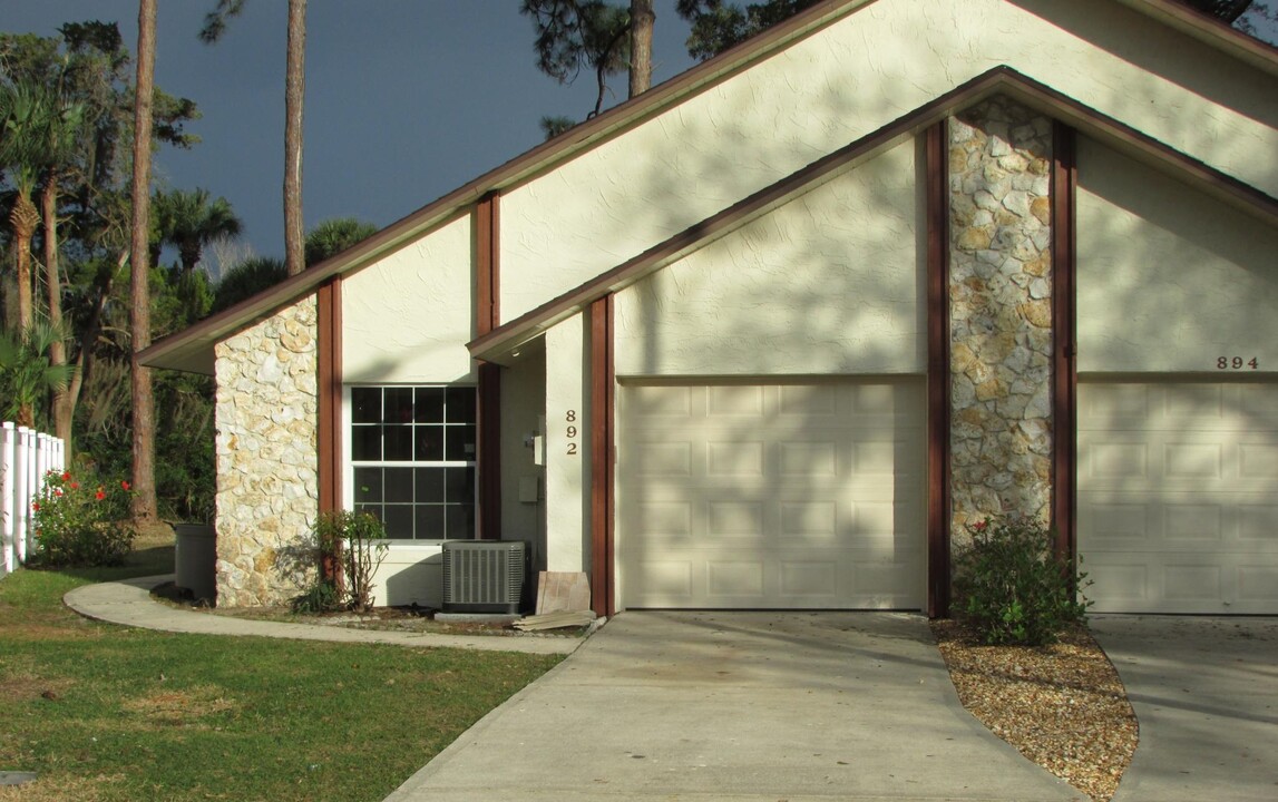 892 Stonybrook Cir in Port Orange, FL - Building Photo