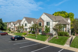River Oaks Apartments of Rochester Hills in Rochester Hills, MI - Building Photo - Building Photo