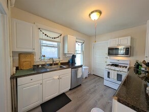 42 Walnut St, Unit 2 in Somerville, MA - Foto de edificio - Building Photo