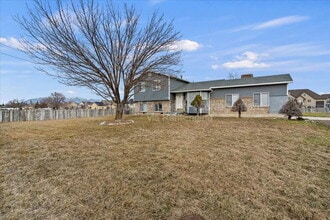 4966 S 5100 W St in Hooper, UT - Building Photo - Building Photo