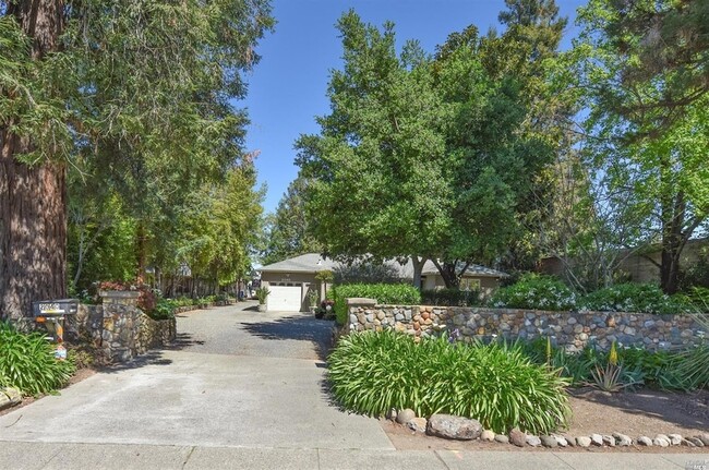 2040 Redwood Rd in Napa, CA - Foto de edificio - Building Photo