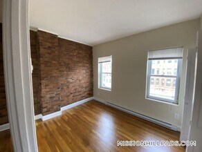 890 Huntington Ave, Unit 5 in Boston, MA - Building Photo - Building Photo