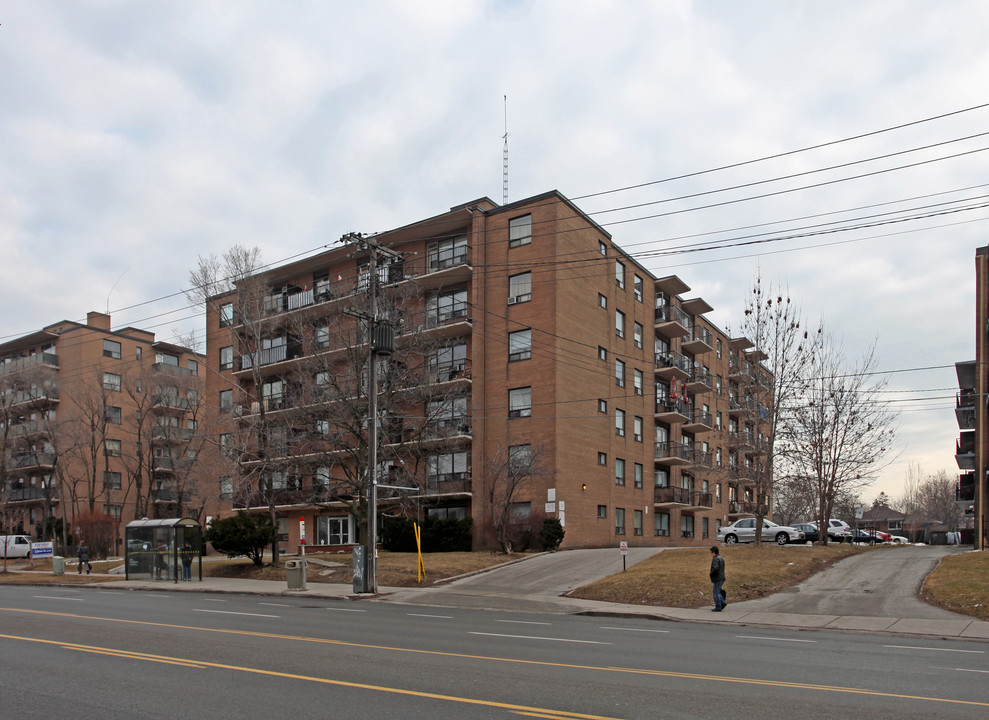 Kennedy Manor in Toronto, ON - Building Photo