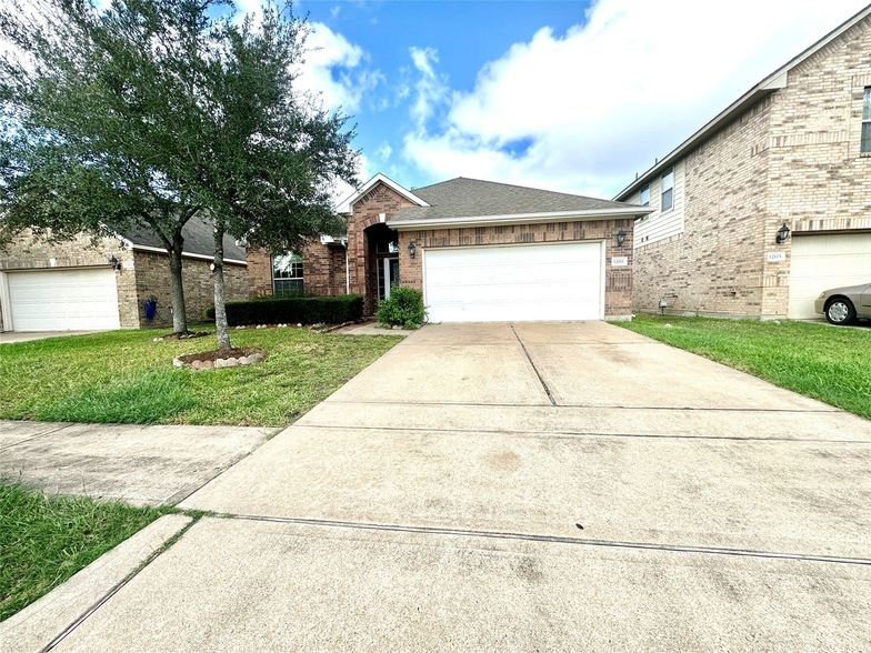 12111 Redbud Brook Trail, Unit 9873-304 in Houston, TX - Building Photo