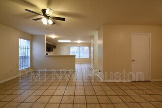 8611 Texas Acorn Ave in Houston, TX - Foto de edificio - Building Photo