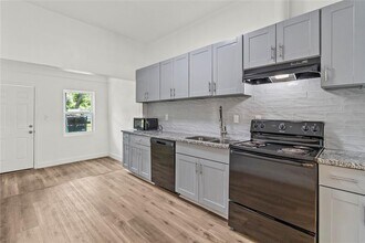 436 E Peach St in Angleton, TX - Building Photo - Building Photo