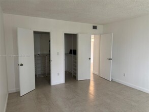 1420 Brickell Bay Dr in Miami, FL - Building Photo - Building Photo