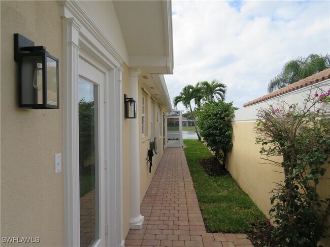 4235 Redonda Ln in Naples, FL - Building Photo - Building Photo