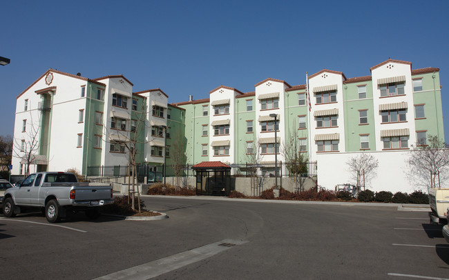 Oak Meadows in Visalia, CA - Foto de edificio - Building Photo