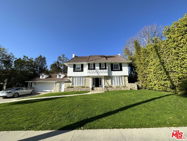 property at 619 N Canon Dr