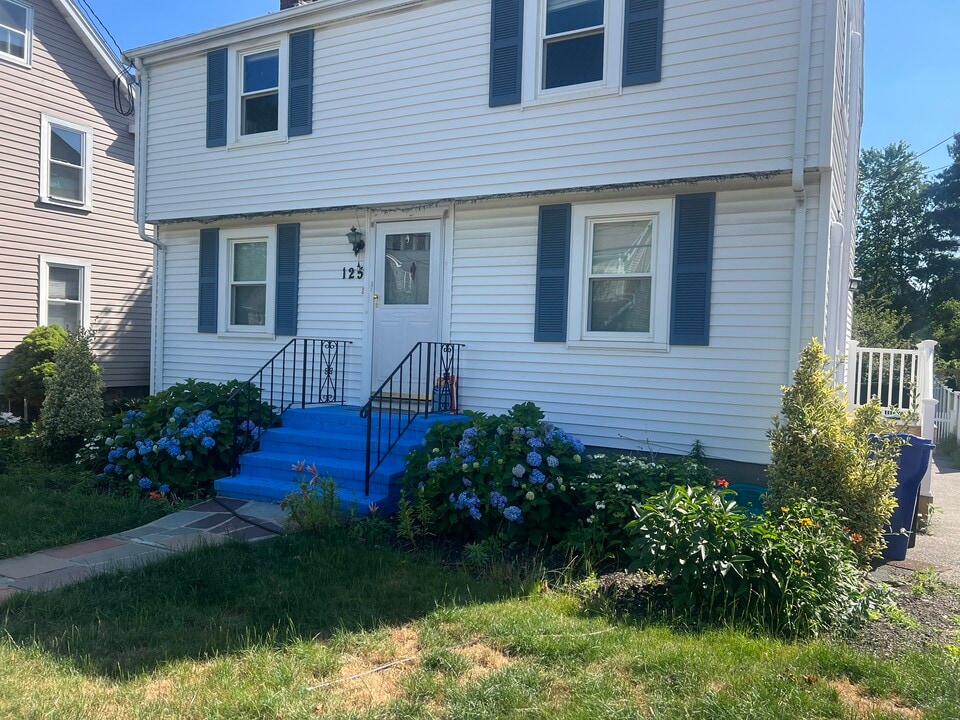 125 Thacher St in Milton, MA - Building Photo