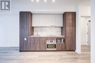 8 Interchange Wy in Vaughan, ON - Building Photo - Building Photo