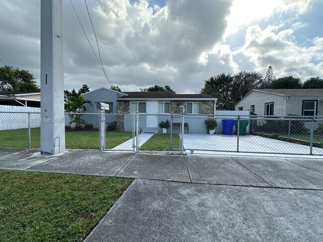 1376 NW 41st St in Miami, FL - Building Photo - Building Photo