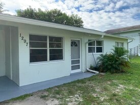 1297 NW Charlie Green Dr in Stuart, FL - Building Photo
