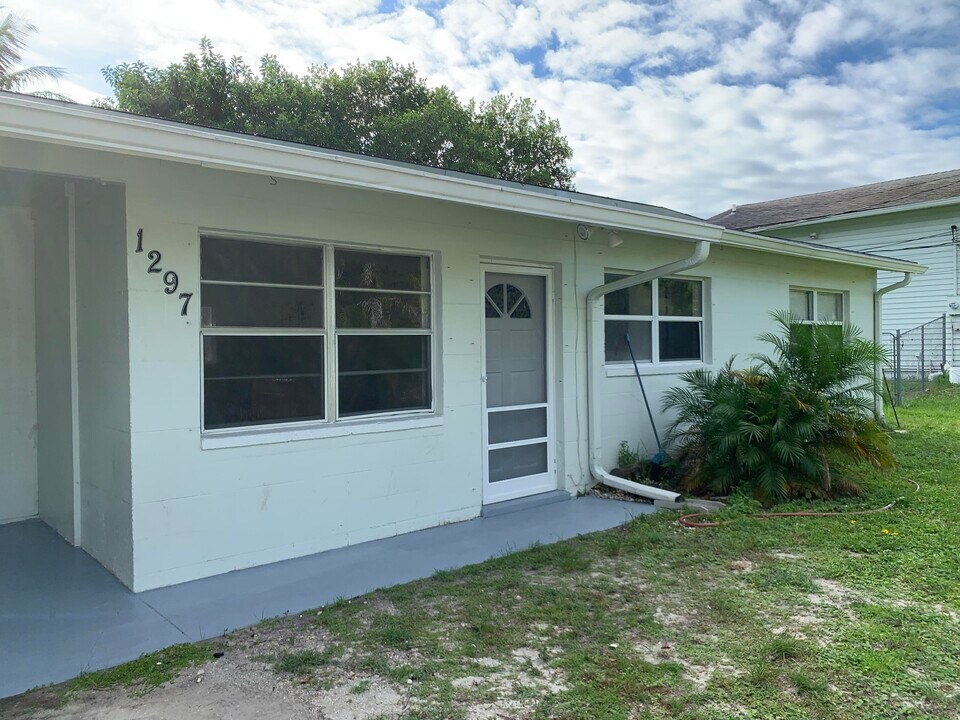 1297 NW Charlie Green Dr in Stuart, FL - Building Photo