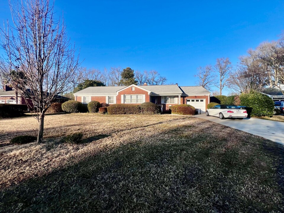 4724 Thoroughgood Dr in Virginia Beach, VA - Building Photo